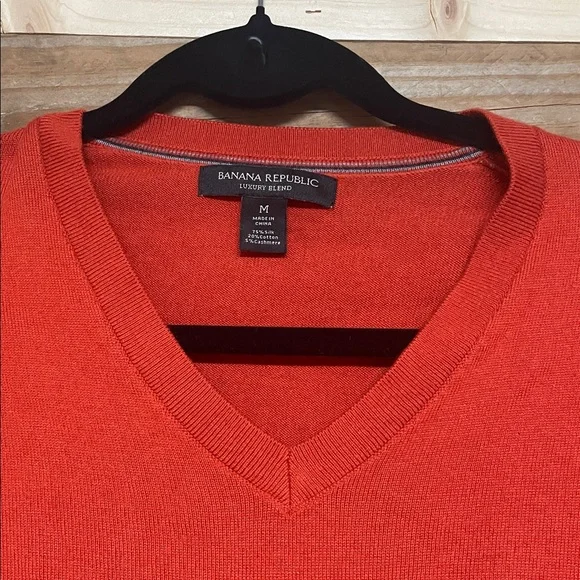 Banana Republic size Medium Luxury Blend V-Neck Sweater in Bold Orange